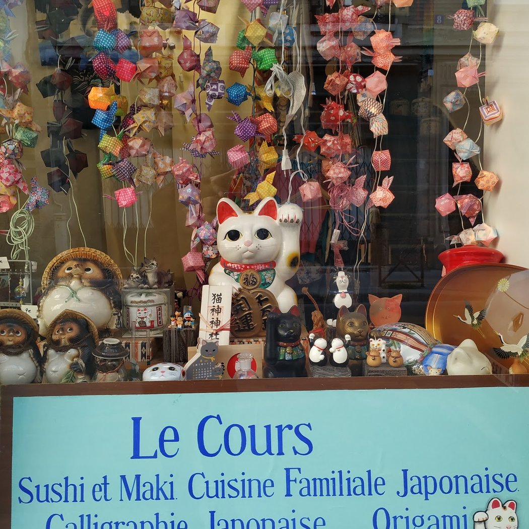 Space Japanese Manekineko De Montmartre 2